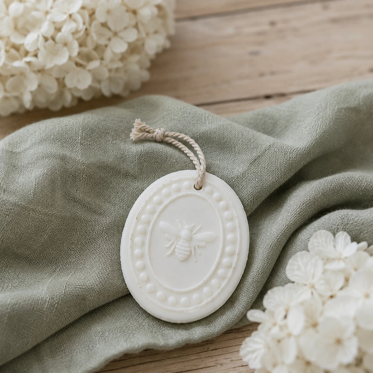 Suspension parfumée Rose sauvage – parfum d’intérieur artisanal