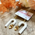 Alice – boucles d’oreilles arche blanche et cœur doré - L'INSTANT D'UNE PAUSE