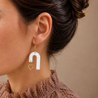 Alice – boucles d’oreilles arche blanche et cœur doré - L'INSTANT D'UNE PAUSE