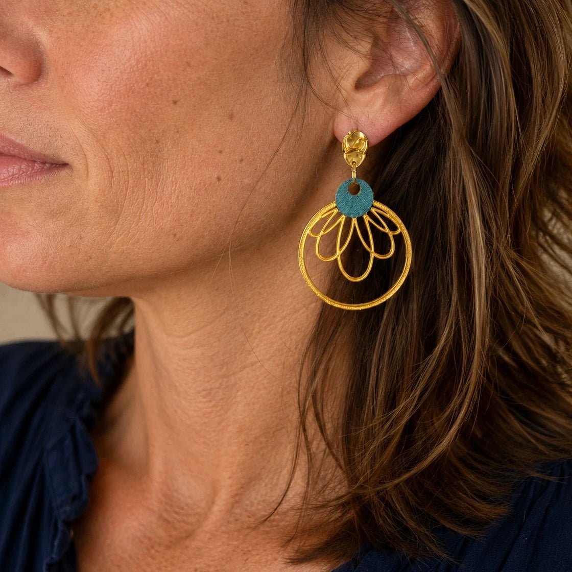 Apolline – boucles d’oreilles dorées et bleu canard - L'INSTANT D'UNE PAUSE
