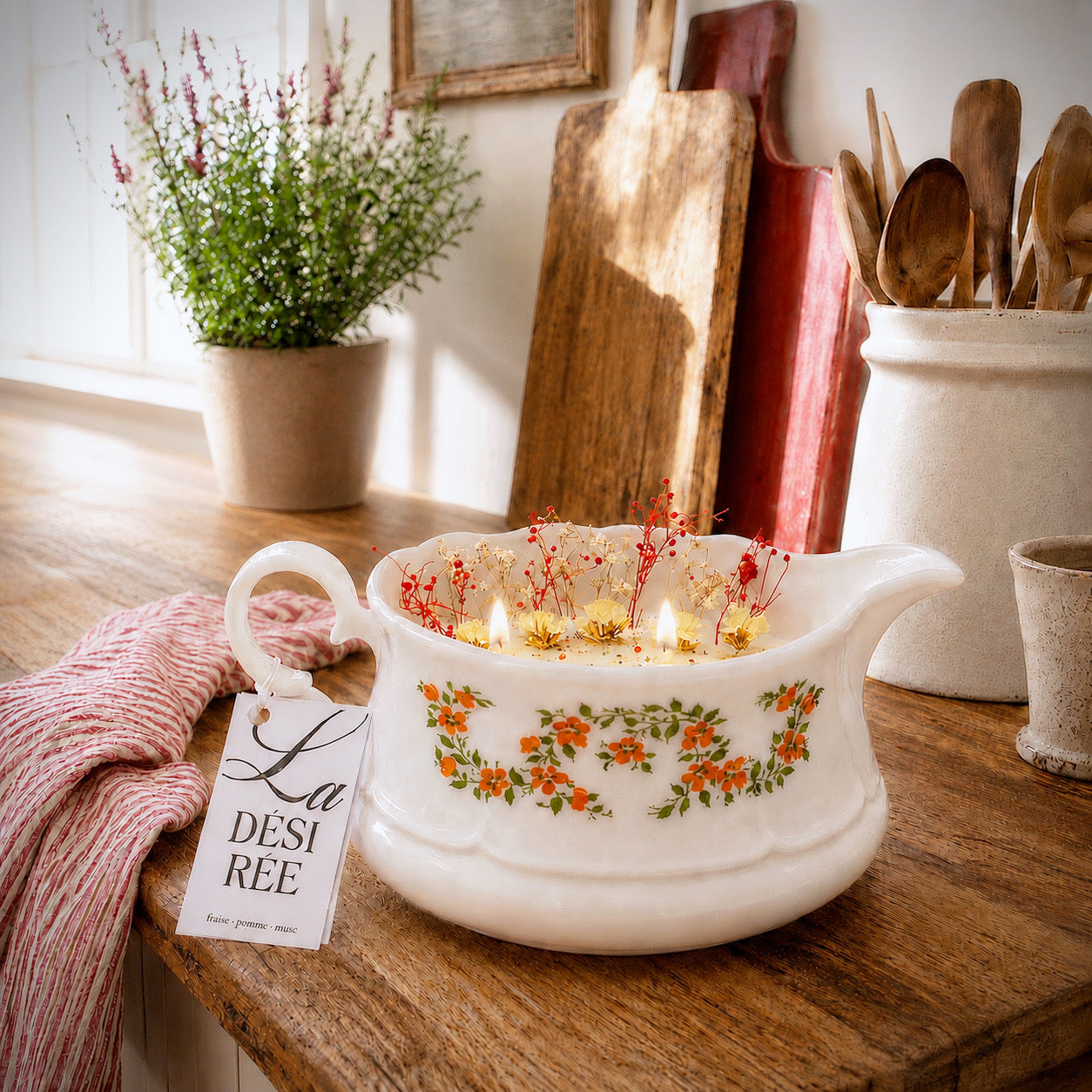 Bougie Fraise, Pomme & Musc – Saucière ancienne fleurie