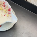 Bougie Fraise, Pomme & Musc – Saucière ancienne fleurie