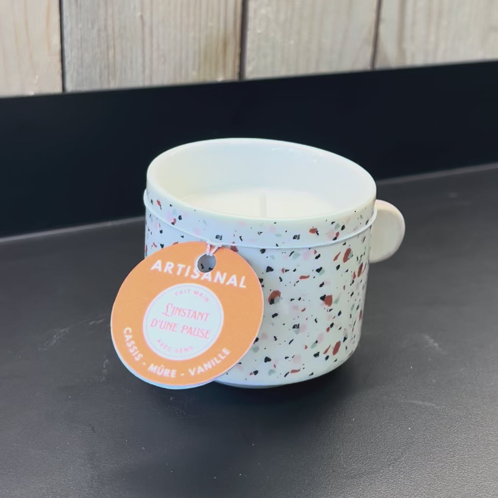 Bougie Cassis, Mûre & Vanille – Tasse graphique terrazzo