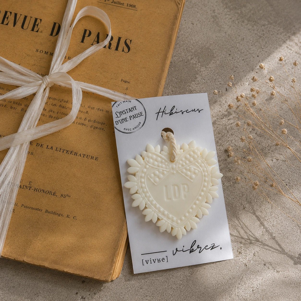 Suspension parfumée Hibiscus – parfum d’intérieur artisanal - L'INSTANT D'UNE PAUSE
