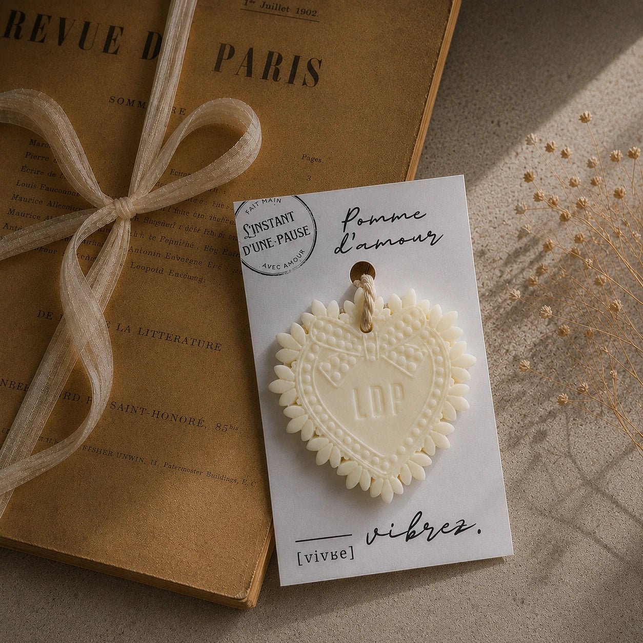 Suspension parfumée Pomme d’amour – parfum d’intérieur artisanal - L'INSTANT D'UNE PAUSE