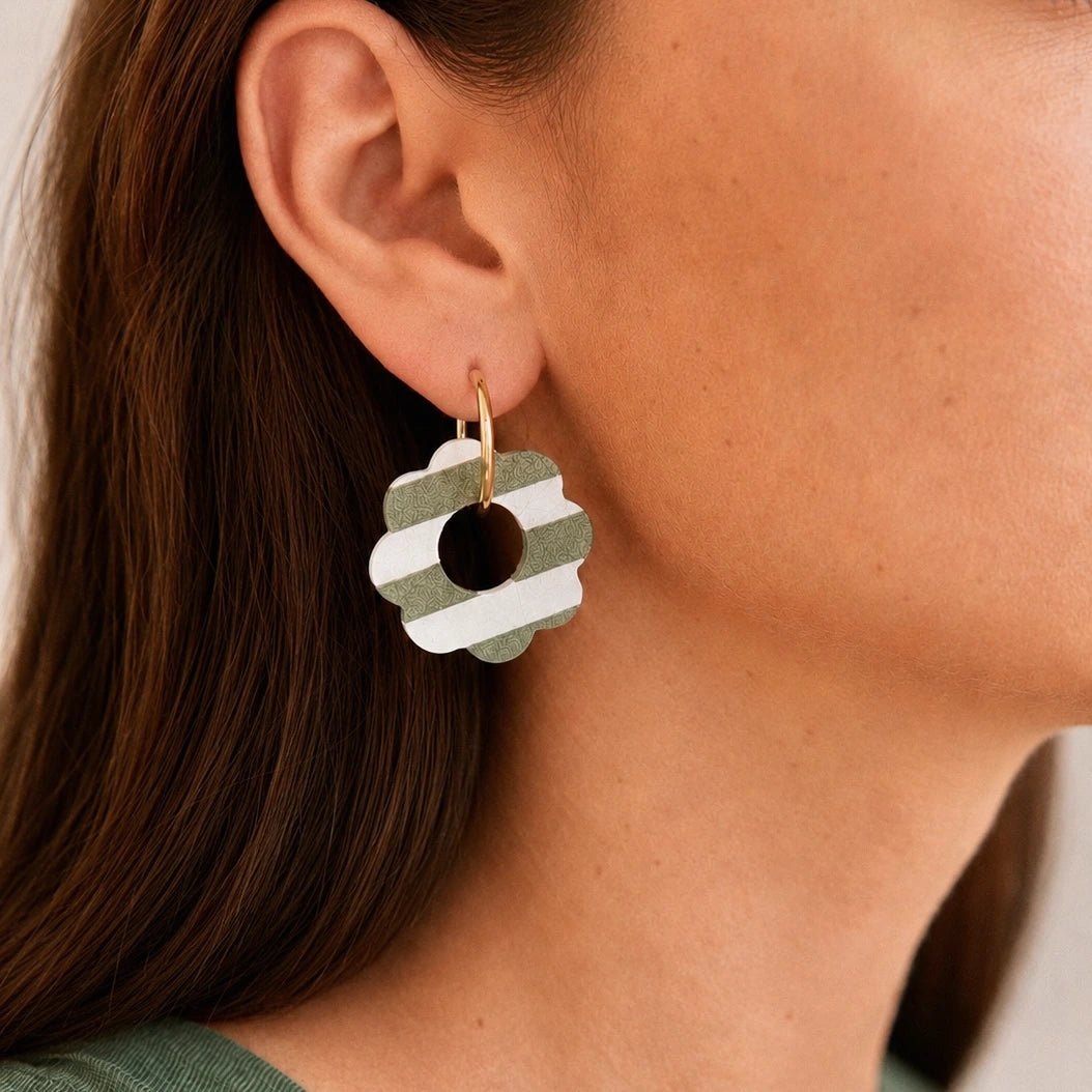 Suzanne – boucles d’oreilles rayées kaki et blanc - L'INSTANT D'UNE PAUSE