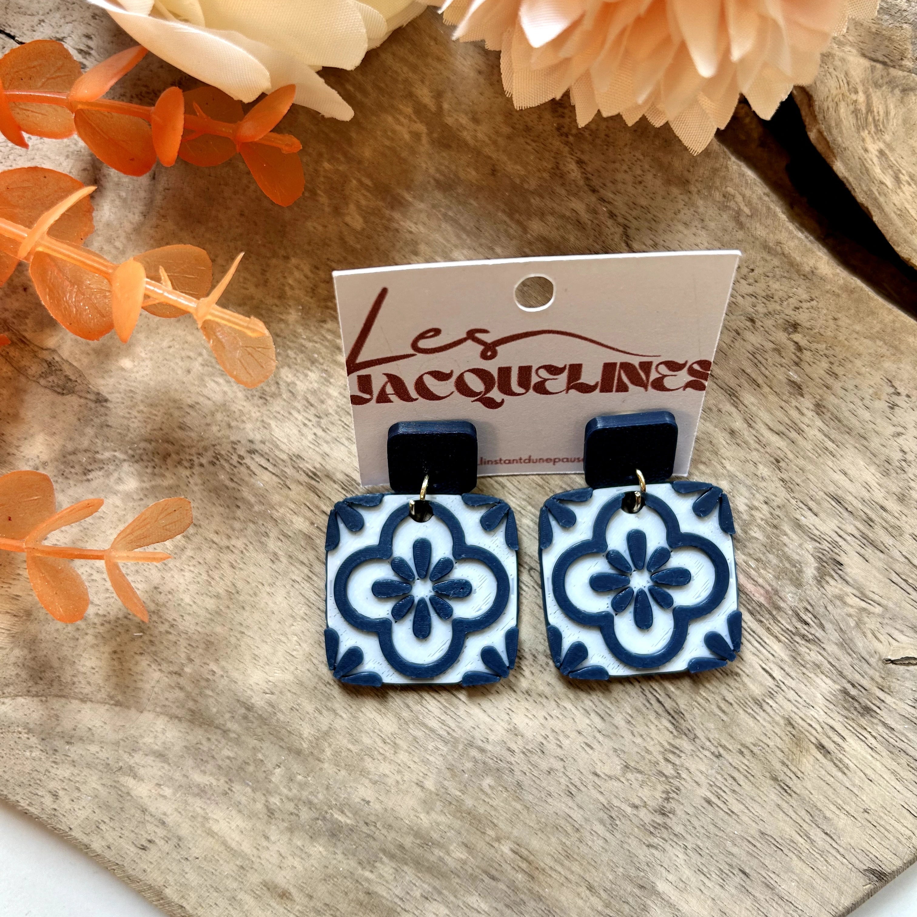 Théa – boucles d’oreilles mosaïque bleu marine et blanc - L'INSTANT D'UNE PAUSE