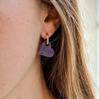 Violette – boucles d’oreilles petit cœur galaxy violet pailleté - L'INSTANT D'UNE PAUSE
